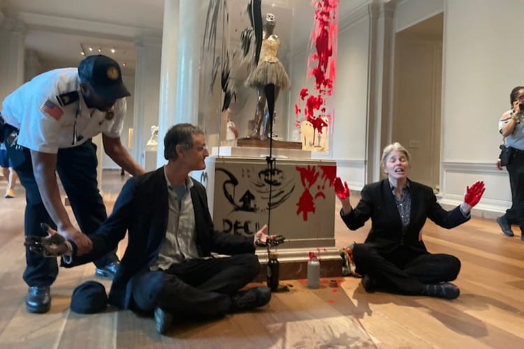環境活動家がエドガー・ドガの彫刻ケースに赤と黒のペンキを塗りつける