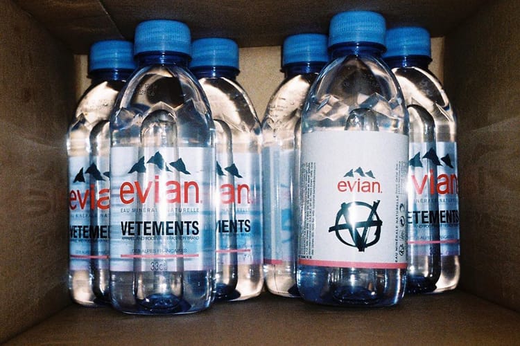 Vetements et Evian lancent des bouteilles collaboratives
