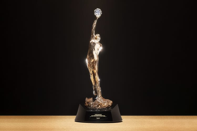 率先近賞 NBA 全新例行賽 MVP 獎盃「The Michael Jordan Trophy」