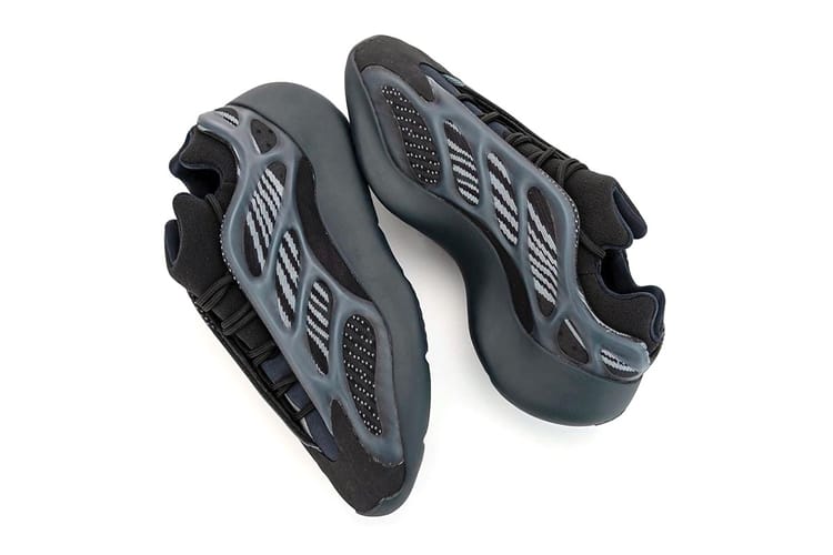 Un aperçu "on feet" et détaillé de la YEEZY 700 V3 full black "ALVAH"